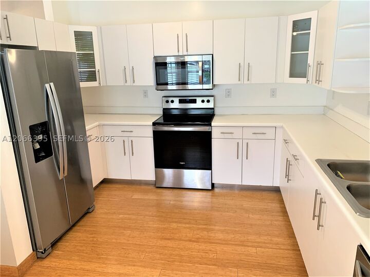 Property Photo: 1130 Buttonwood Ln - FL 33019