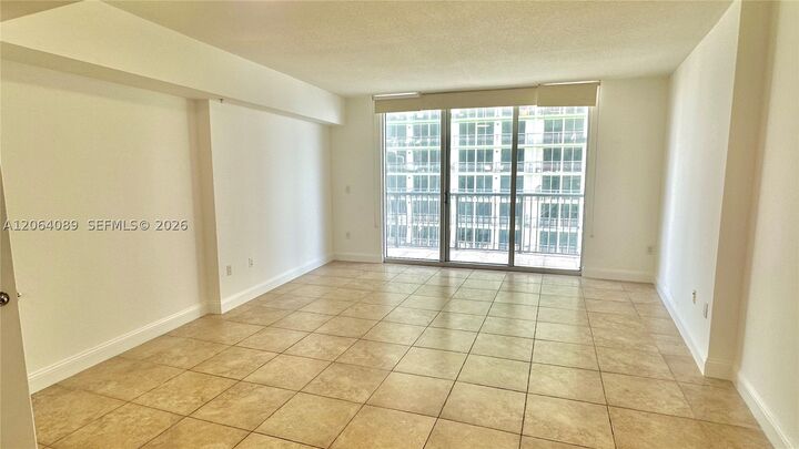 Property Photo:  1750 N Bayshore Dr 2607  FL 33132 
