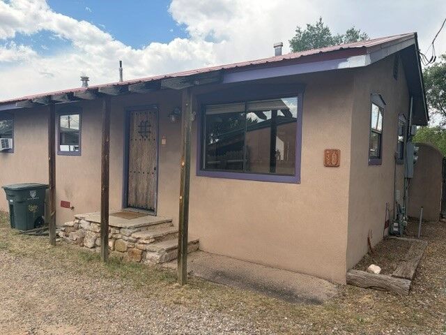 Property Photo: 645 1/2 D W San Francisco Street NM 87501