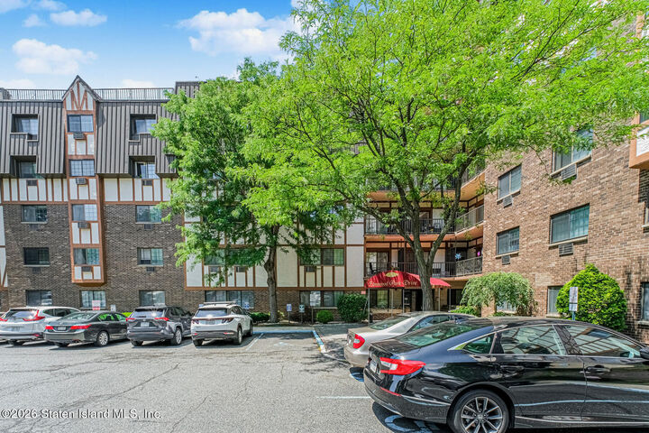 Property Photo: 2 Elmwood Park Drive 206 NY 10314