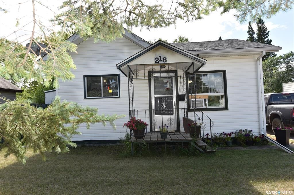 Property Photo: 218 4A Street E SK S0E 1E0
