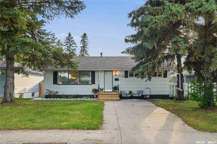 Property Photo:  1706 Ewart Avenue  SK S7H 2L2 