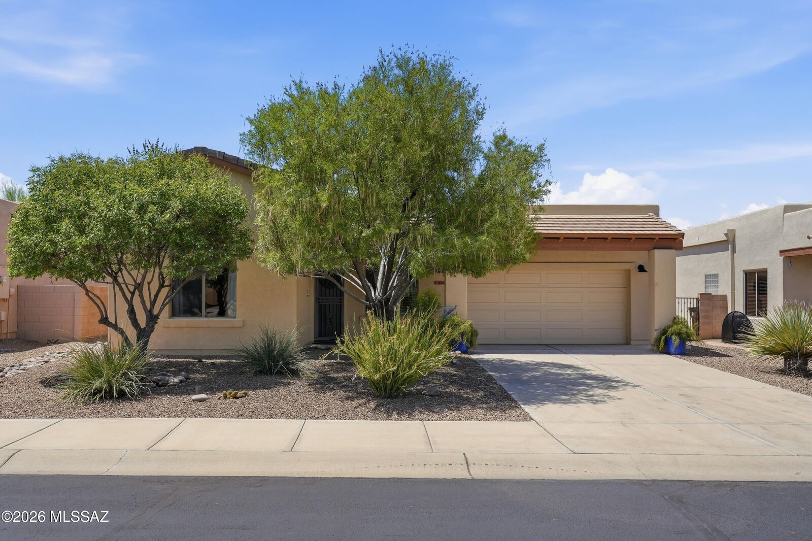 Property Photo:  8060 N Painted Feather Drive  AZ 85743 