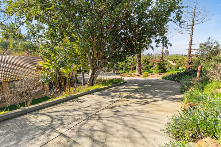Property Photo:  915 S Strathmore Avenue I  CA 93247 