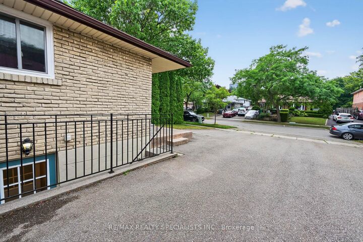 Photo de la propriété:  1912 Bonnymede Drive Lower  ON L5J 1E1 
