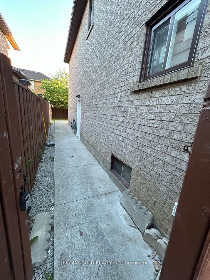 Property Photo:  1028 Fernandez Drive Bsmt  ON L5V 1W9 