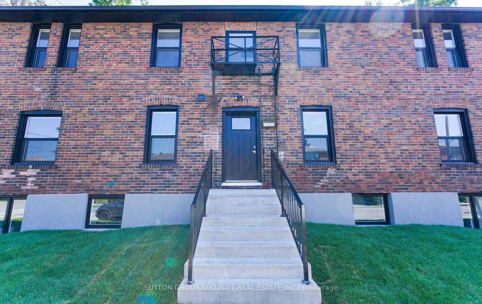 Property Photo: 92 Twelfth Street 6 ON M8V 5H1