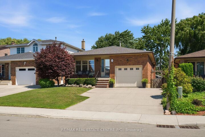 Property Photo:  39 Trenholme Crescent  ON L8W 2L4 