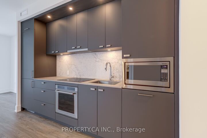 Property Photo:  10 Inn On The Park Drive 705  ON M3C 0P9 