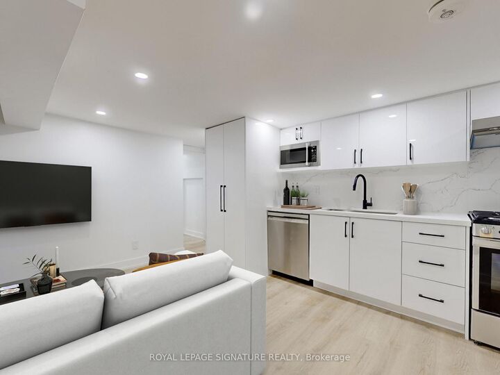 Property Photo:  250 Major Street Lower B  ON M5S 2L6 
