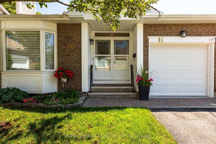 Property Photo:  19 Pine Needles Court  ON K2S 1G5 