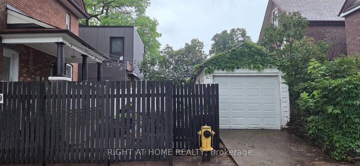 Photo de la propriété: 179 Gilmour Avenue ON M6P 3B2