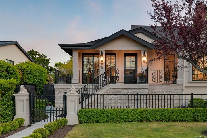 867 Victoria Ave — photo 1