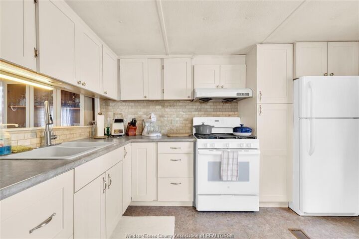 Property Photo: 6 Viscount ON N8M 1Y8