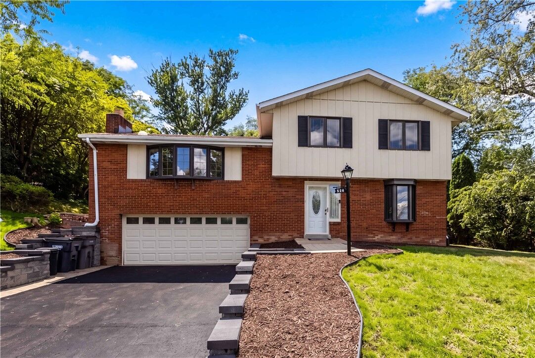 Property Photo: 525 Long Dr PA 15241