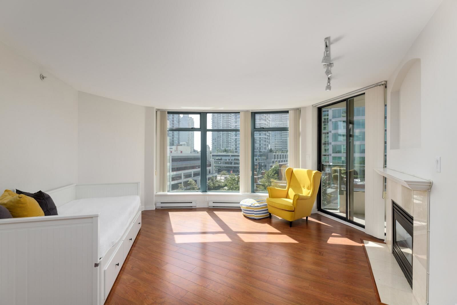 Property Photo: 4567 Hazel Street 902 BC V5H 4V4