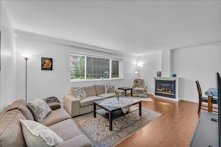Property Photo:  1420 Chesterfield Avenue 1  BC V7M 2N4 