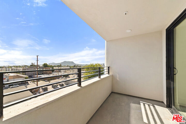 Property Photo:  11013 Hartsook St, Unit 403  CA 91601 