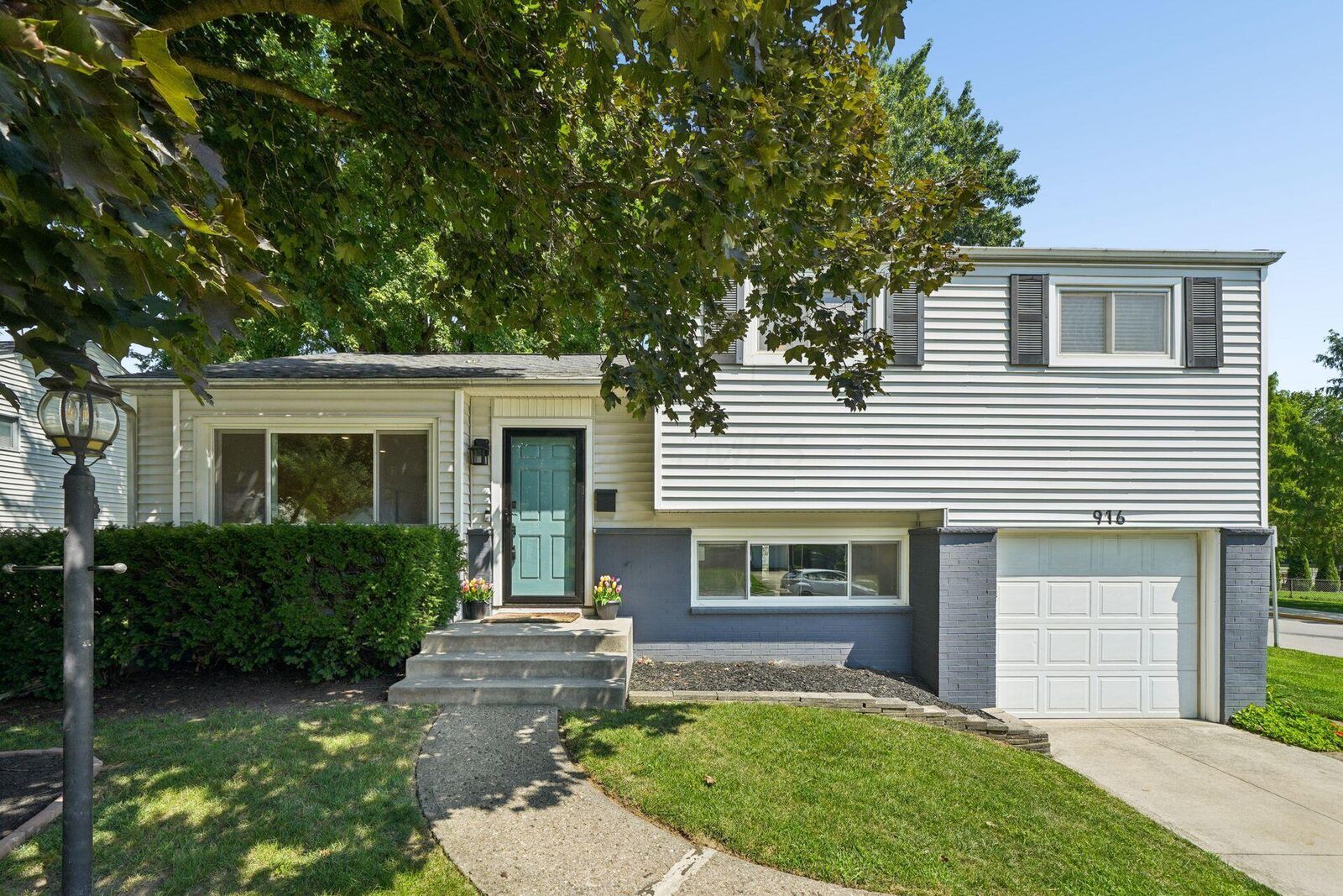 Property Photo: 916 Bricker Boulevard OH 43221