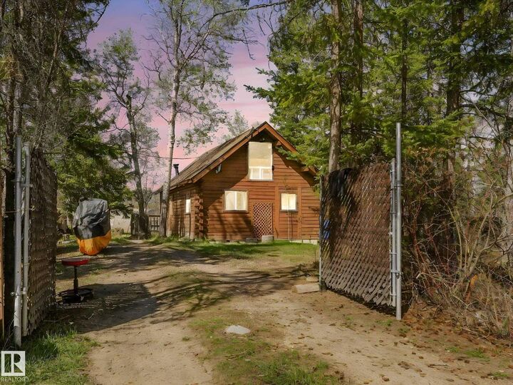Property Photo: 722 Blue Heron Drive AB T0E 1V0