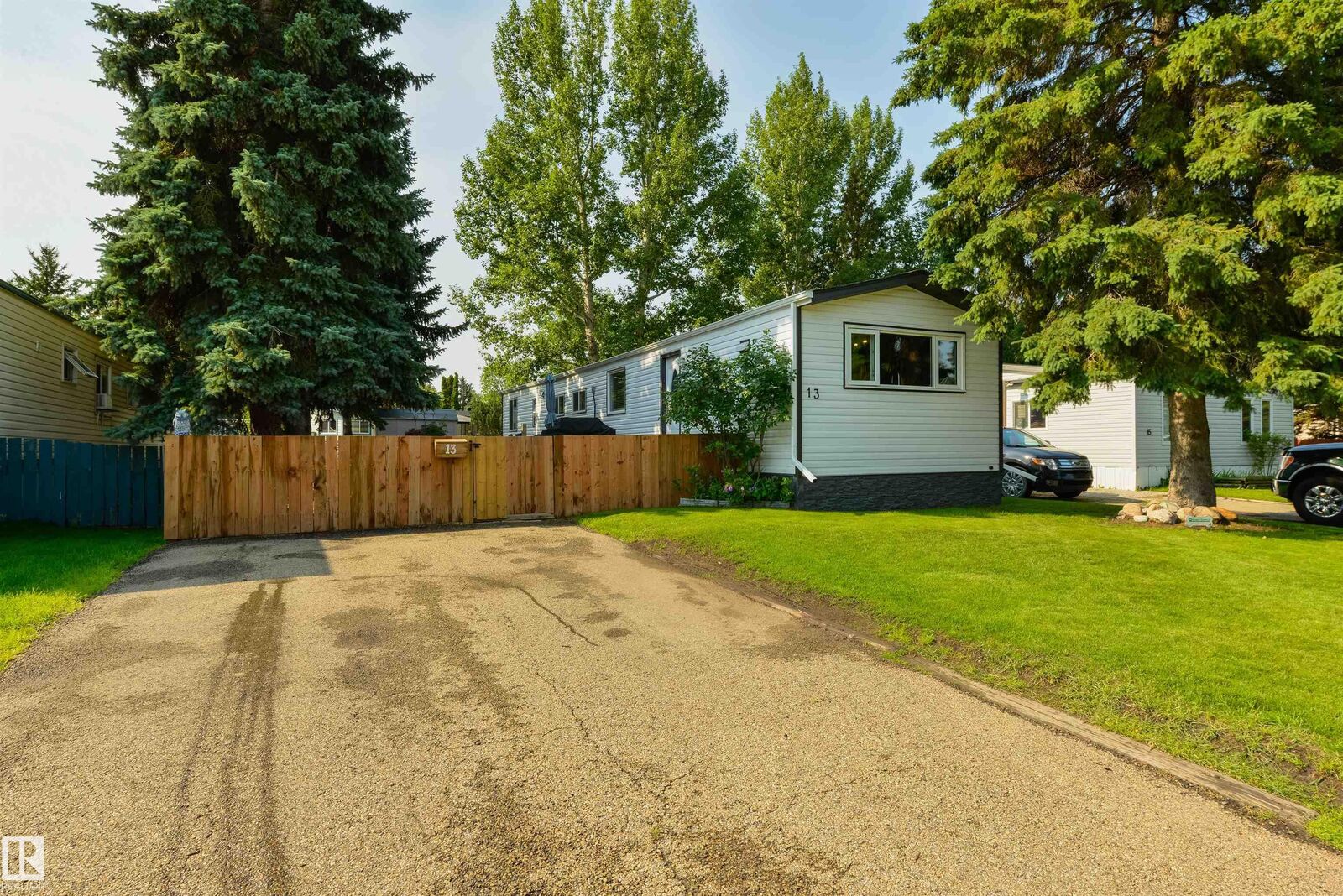 Property Photo:  13 The Parkway NW  AB T6P 1C8 
