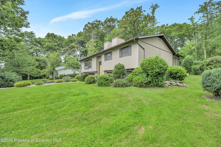 Property Photo:  20 Oak Lane  PA 18436 