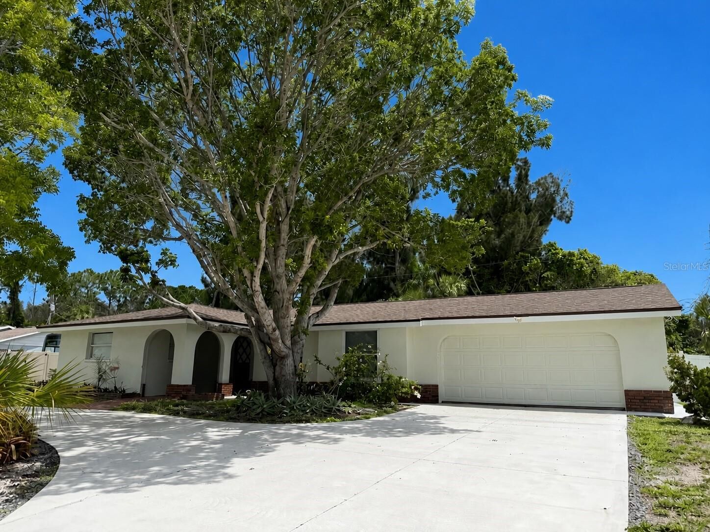 Property Photo:  8228 Constance Drive  FL 34243 