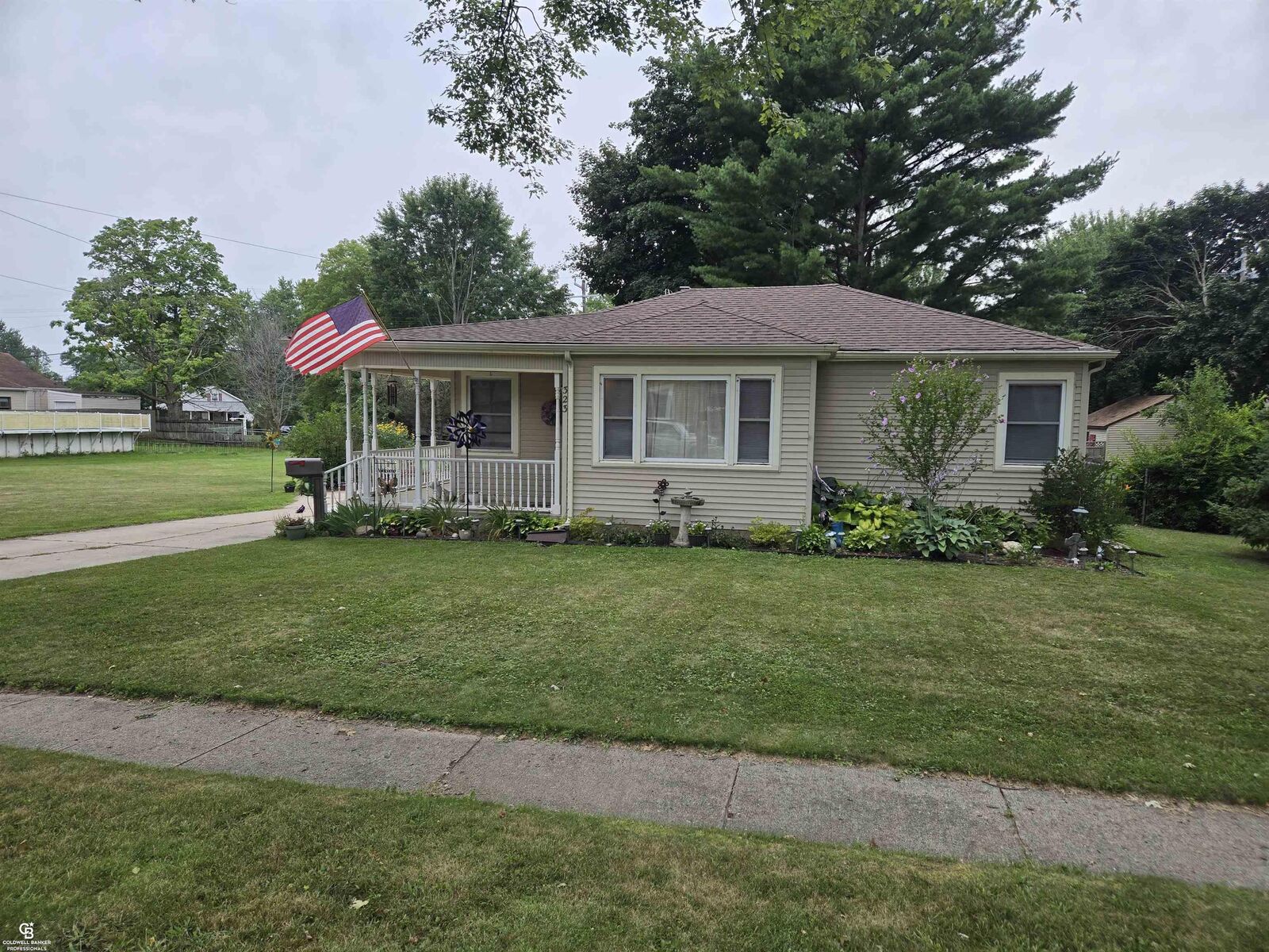 Property Photo: 323 Mary Street MI 48097