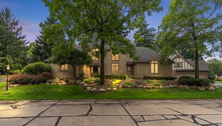 Property Photo:  1086 Autumn Lane  MI 48304 2506 