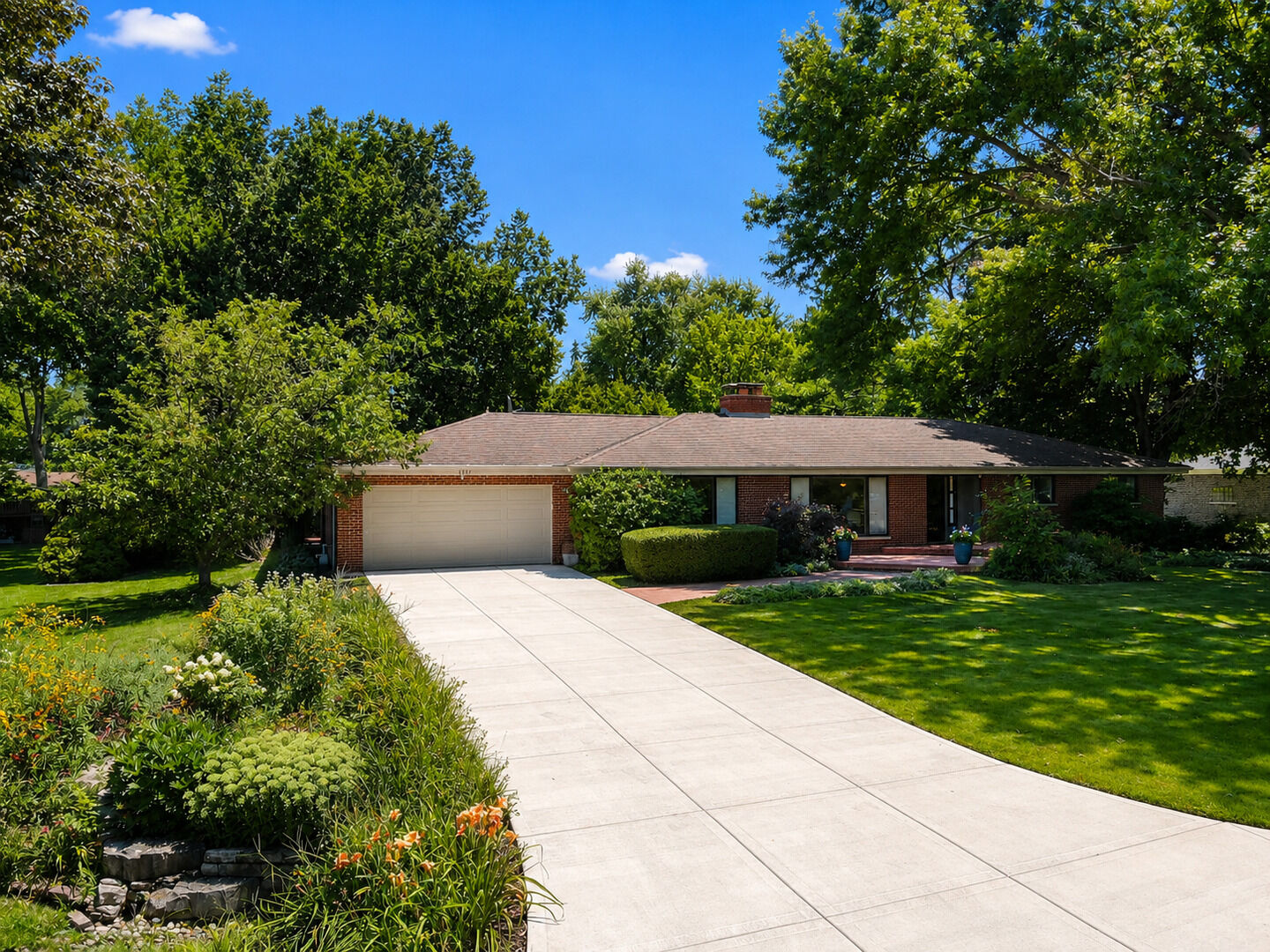 Property Photo: 2327 S Circle Drive IL 60067