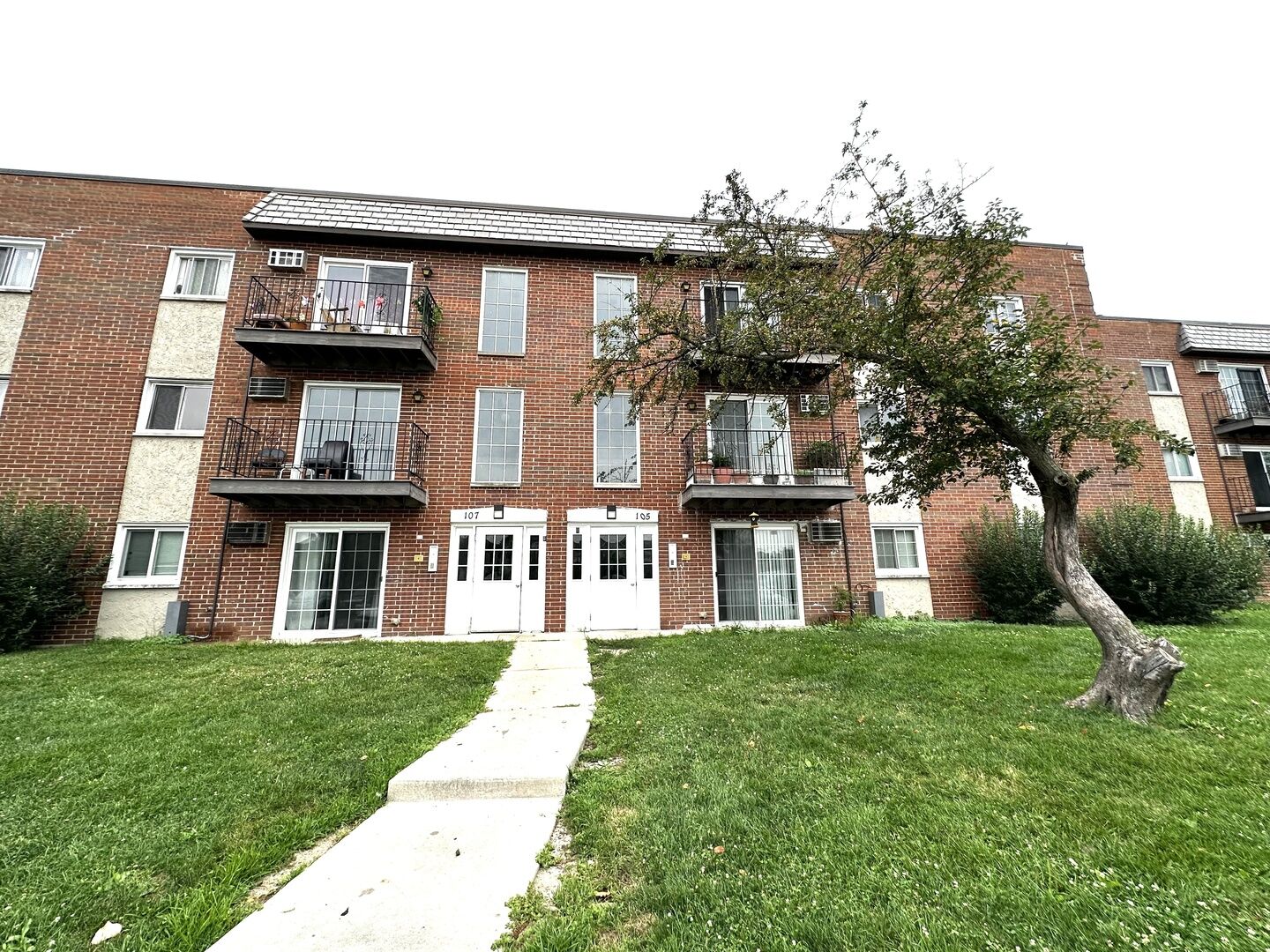 Property Photo:  105 W Elk Trail 105  IL 60188 