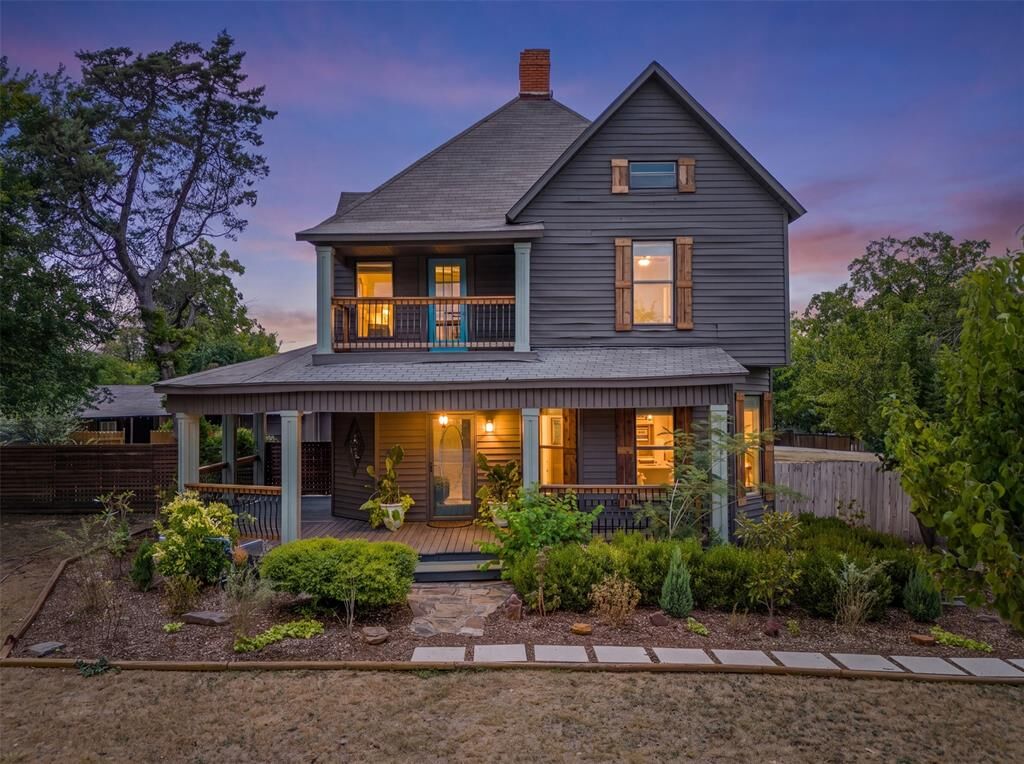 Property Photo:  1005 N Trinity Street  TX 76234 