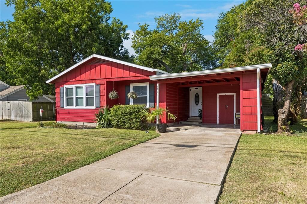 Property Photo:  209 Kirksey Street  TX 75165 