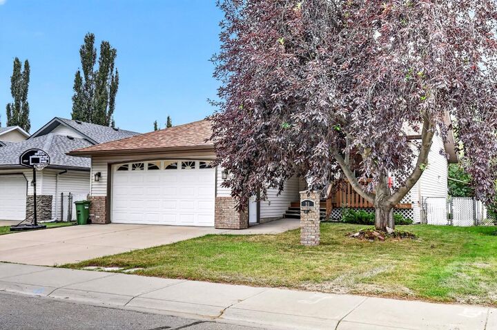 Property Photo: 28 Cambridge Glen Drive AB T1P 1N3