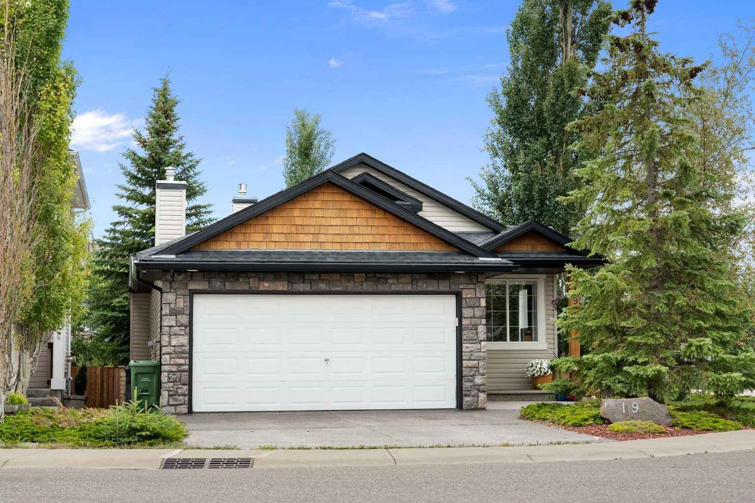 Property Photo: 19 Rockmont Court NW AB T3G 5V8