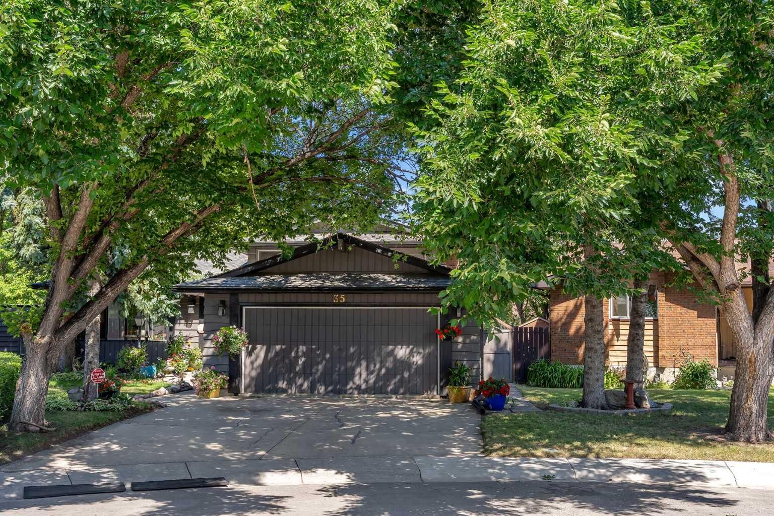 Property Photo: 35 Rundlemere Place NE AB T1Y 3K4