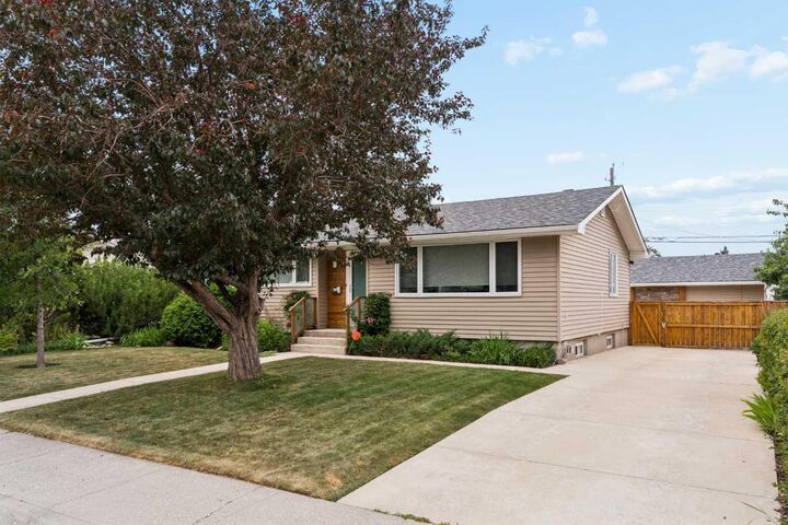 Property Photo: 27 Gateway Drive SW AB T3E 4J8