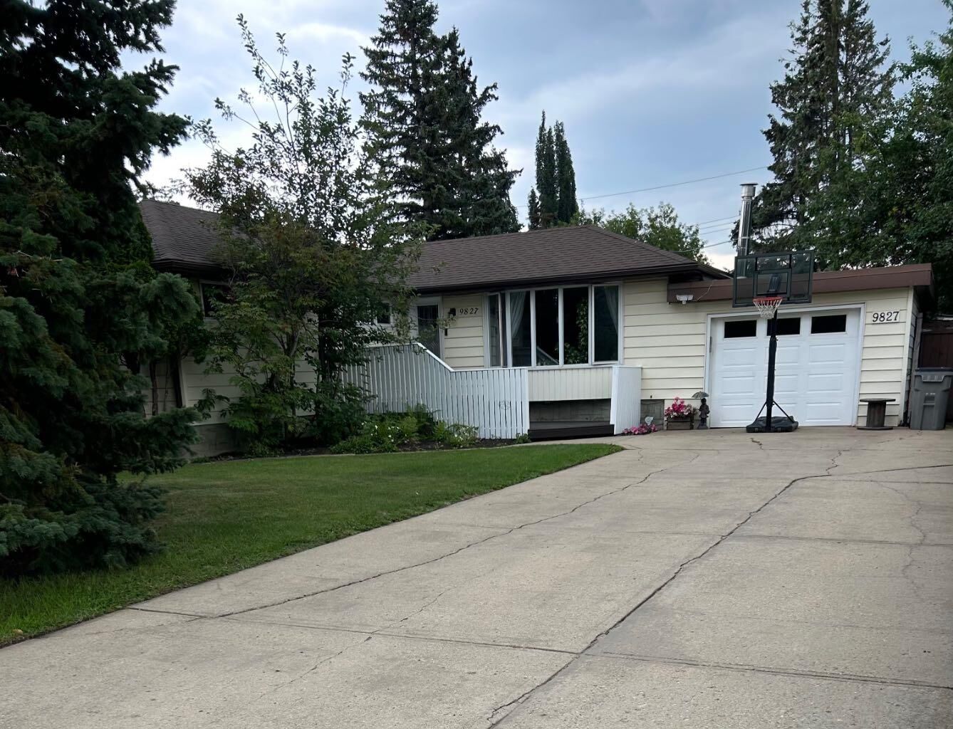 Property Photo:  9827 105 Avenue  AB T8V 1G7 