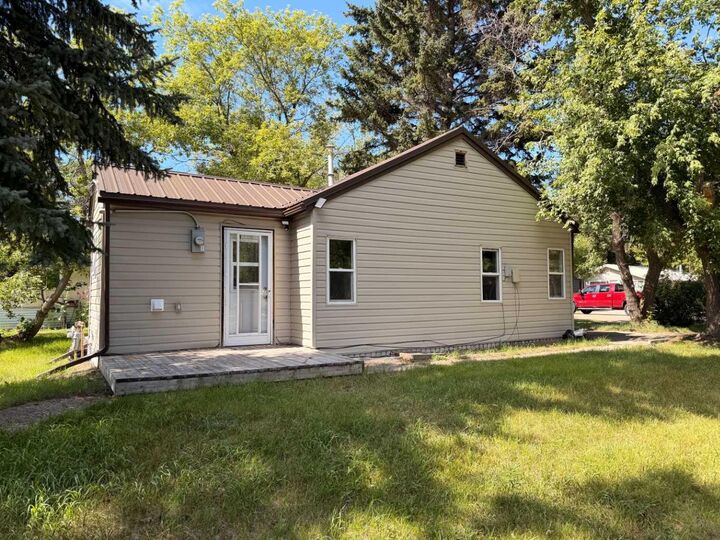 Property Photo: 737 6 Avenue AB T9W 1C2