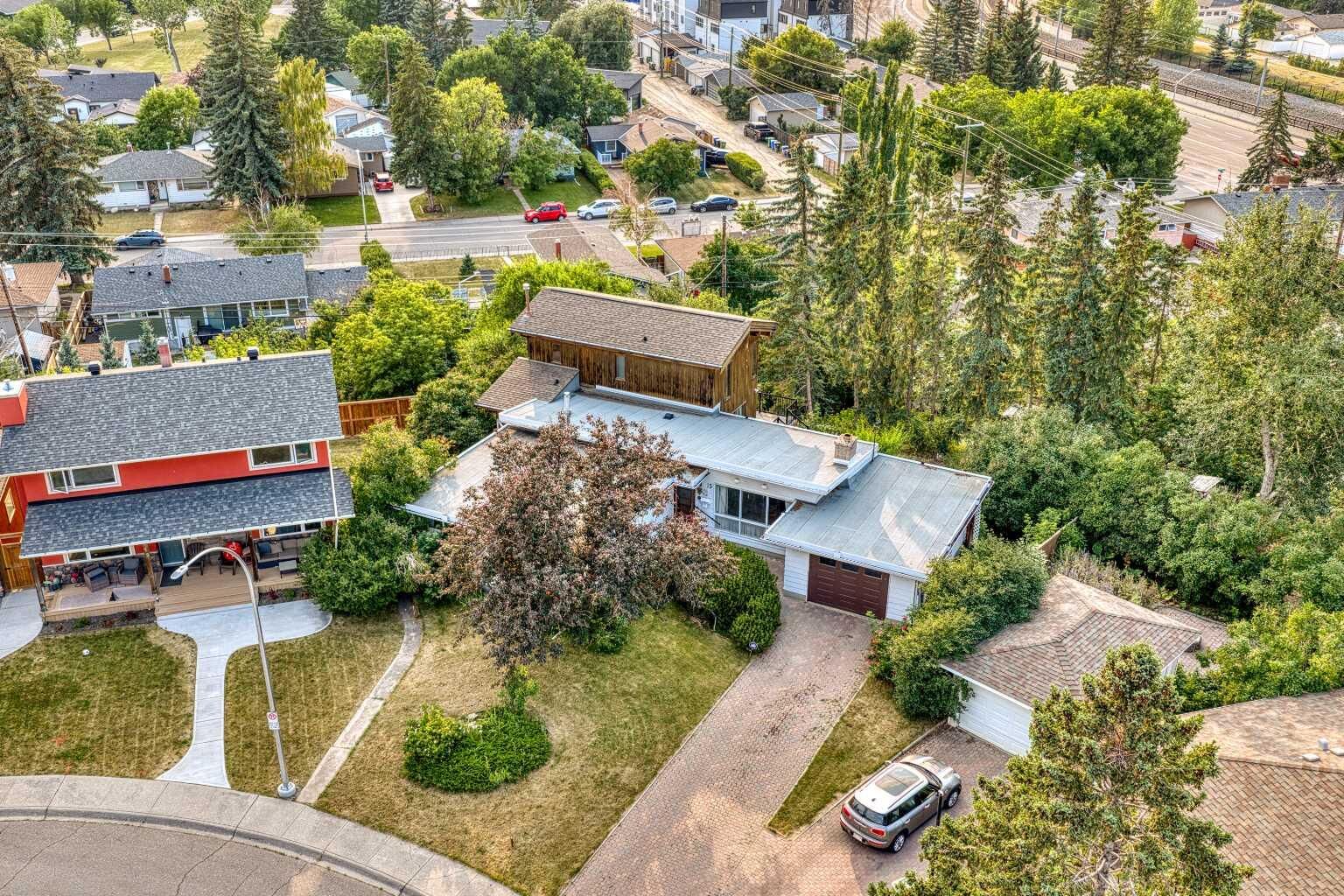 Property Photo: 15 Glenview Drive SW AB T3E 4H4