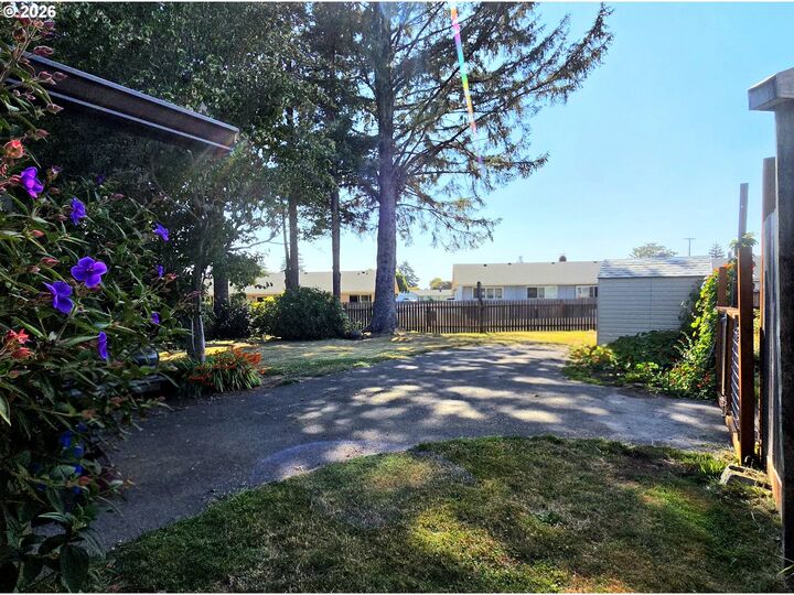 Property Photo: 417 Railroad St OR 97415