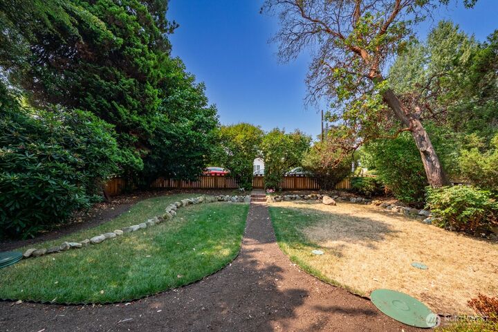 Property Photo:  9556  Phinney Avenue N  WA 98103 