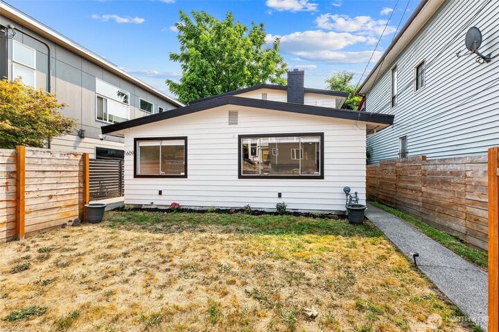 Property Photo:  1609 E Alder Street  WA 98122 