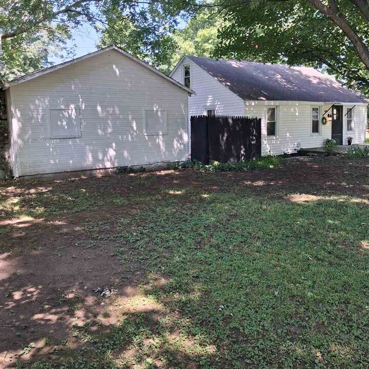 Property Photo:  1624 Oakland Avenue  IN 47374 
