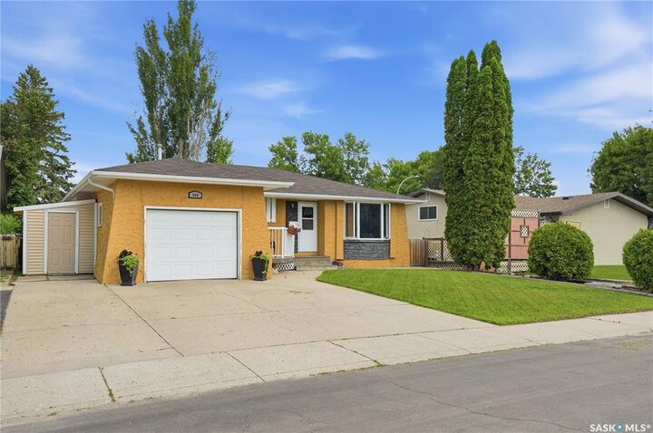 Property Photo: 506 Fisher Crescent SK S7L 5E5