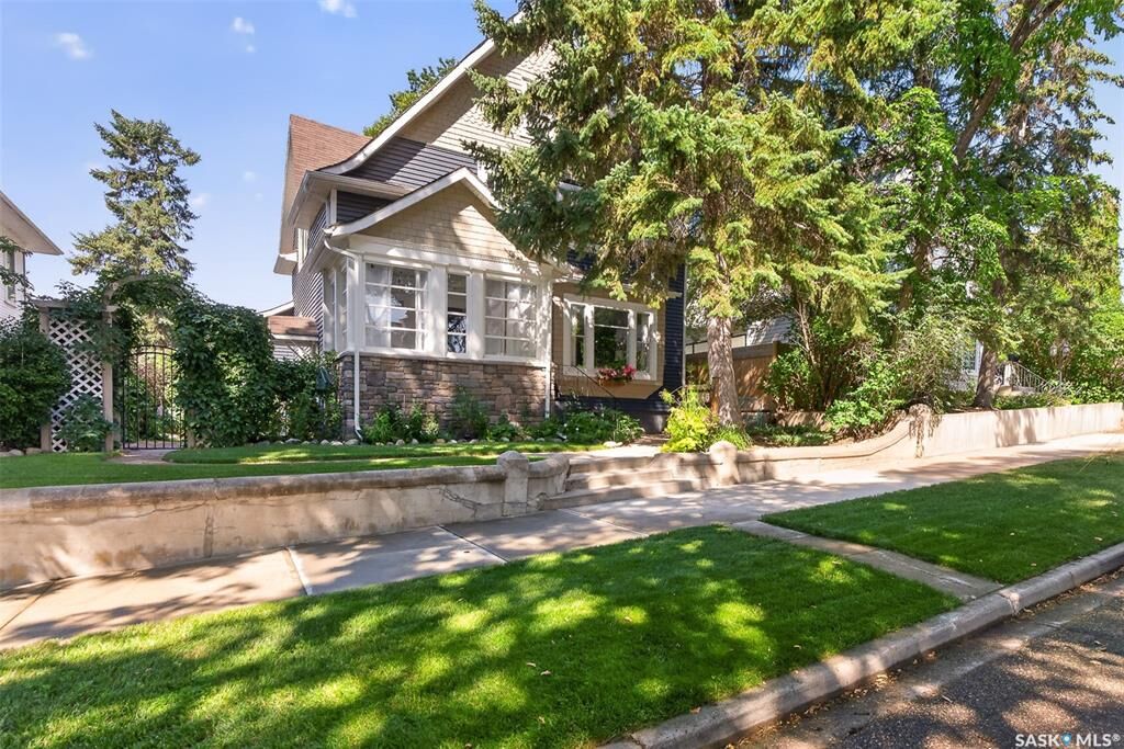 Property Photo: 1046 Clifton Avenue SK S6H 3L2