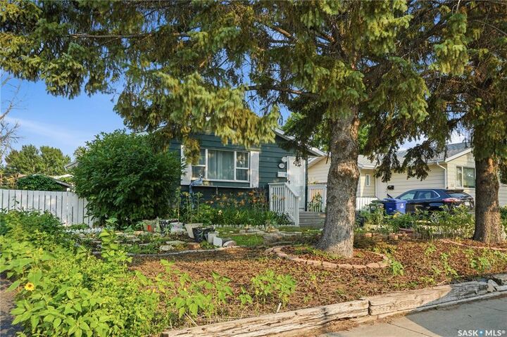 Property Photo: 133 Lloyd Crescent SK S7L 4Y8