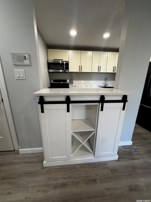 Property Photo: 365 Kingsmere Boulevard 303 SK S7J 4J6
