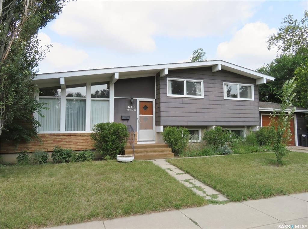 Property Photo: 639 Acadia Drive SK S7H 3V8
