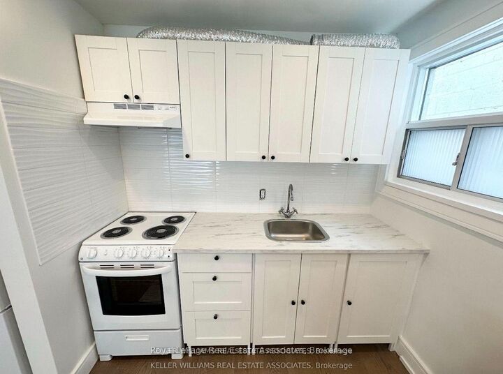 Property Photo: 237 Lakeshore Road E 4 ON L5G 1G8